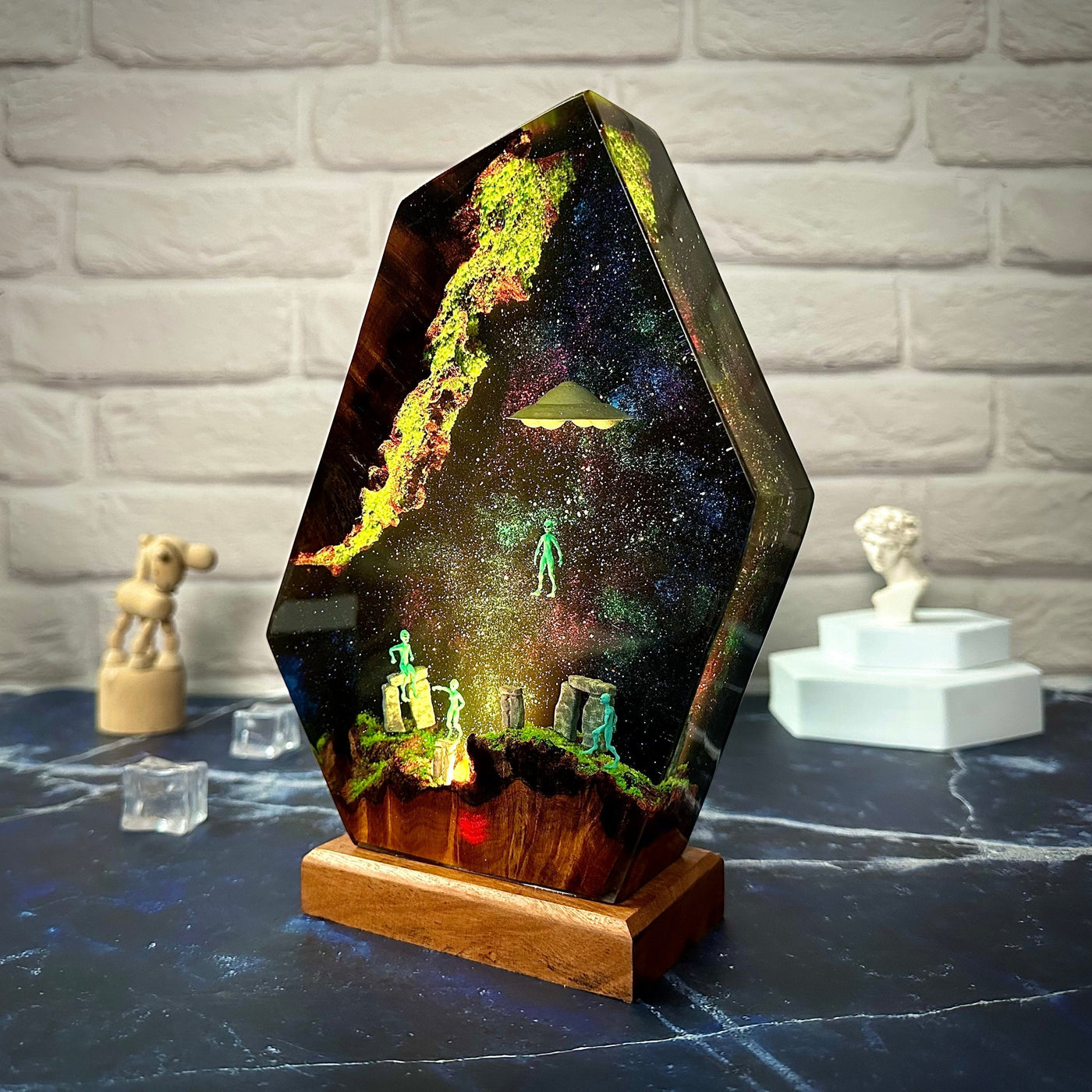 Aliens and Stonehenge Resin Lamp(SGR)