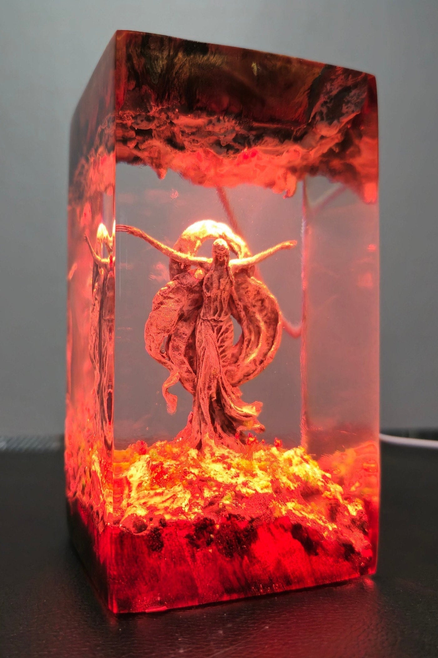Que.en Mar.ika Resin Lamp(VD)